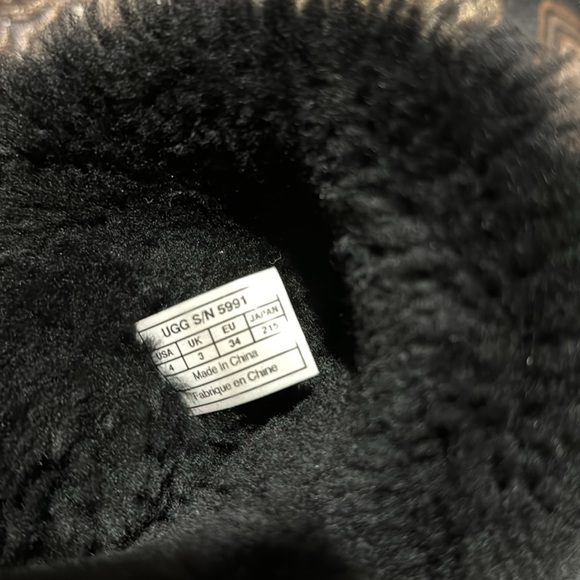 Girls UGG Bailey Button T Big Kid 
 Black Size 4 - Picture 6 of 7